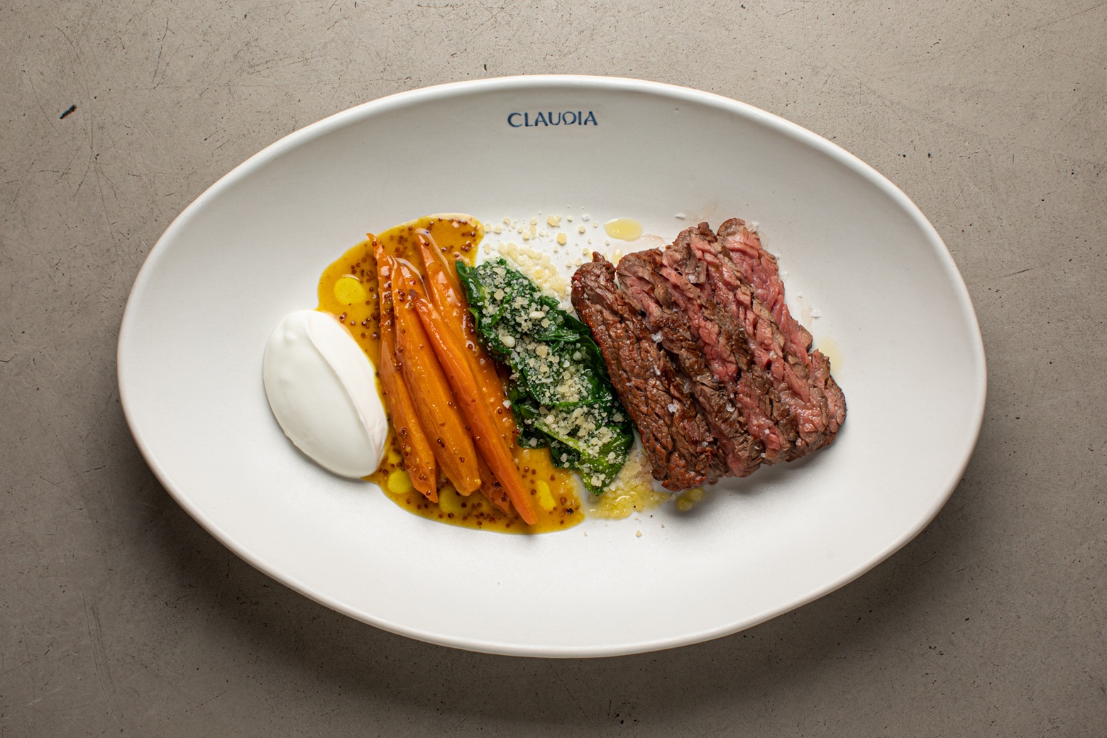 Креветки, форель и запеченная морковь