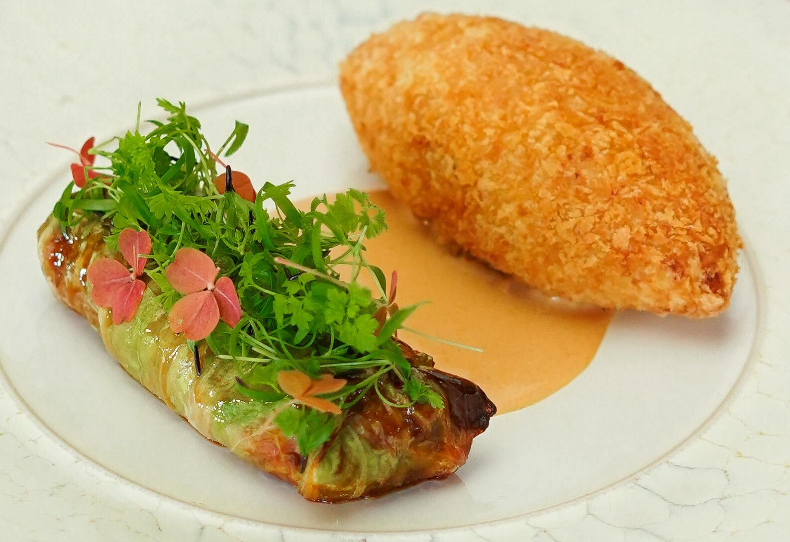 Котлета из щуки с овощным голубцом и соусом из раков_Yale, Нижний Новгород.jpg